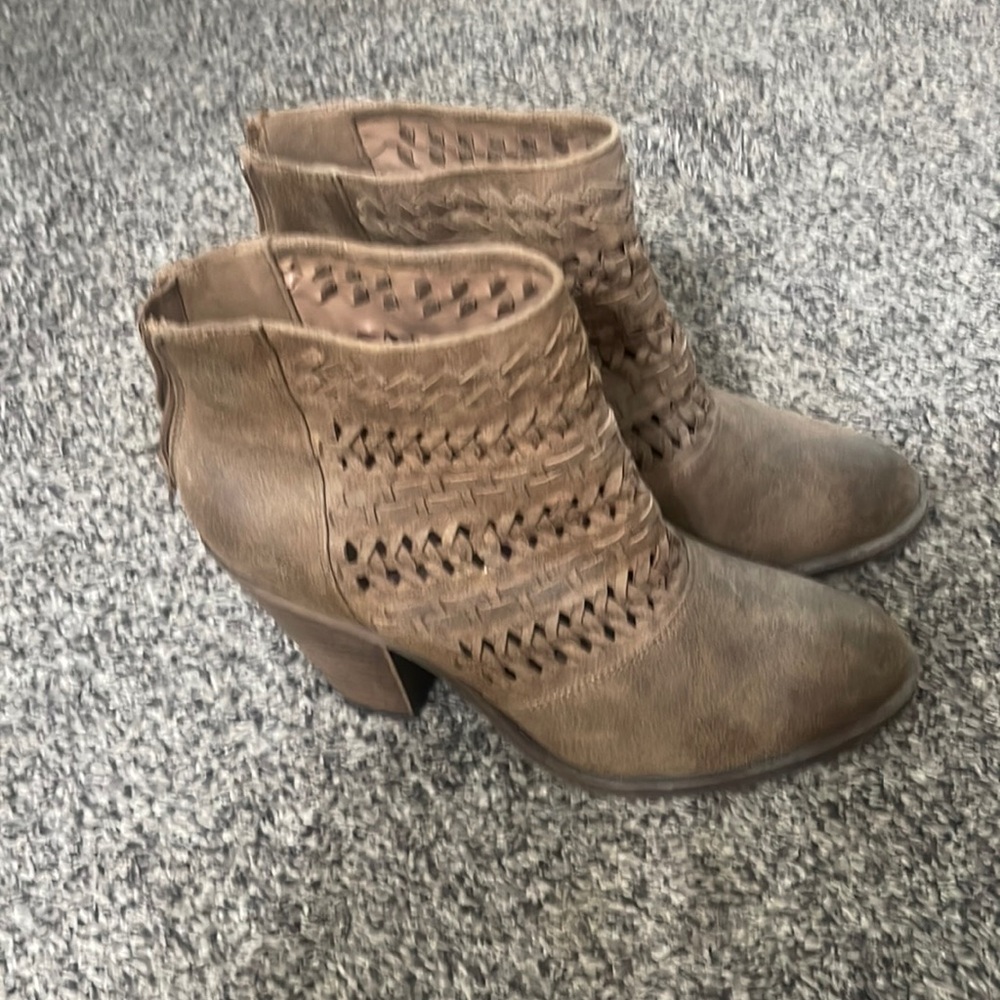 Fergie low rise boots